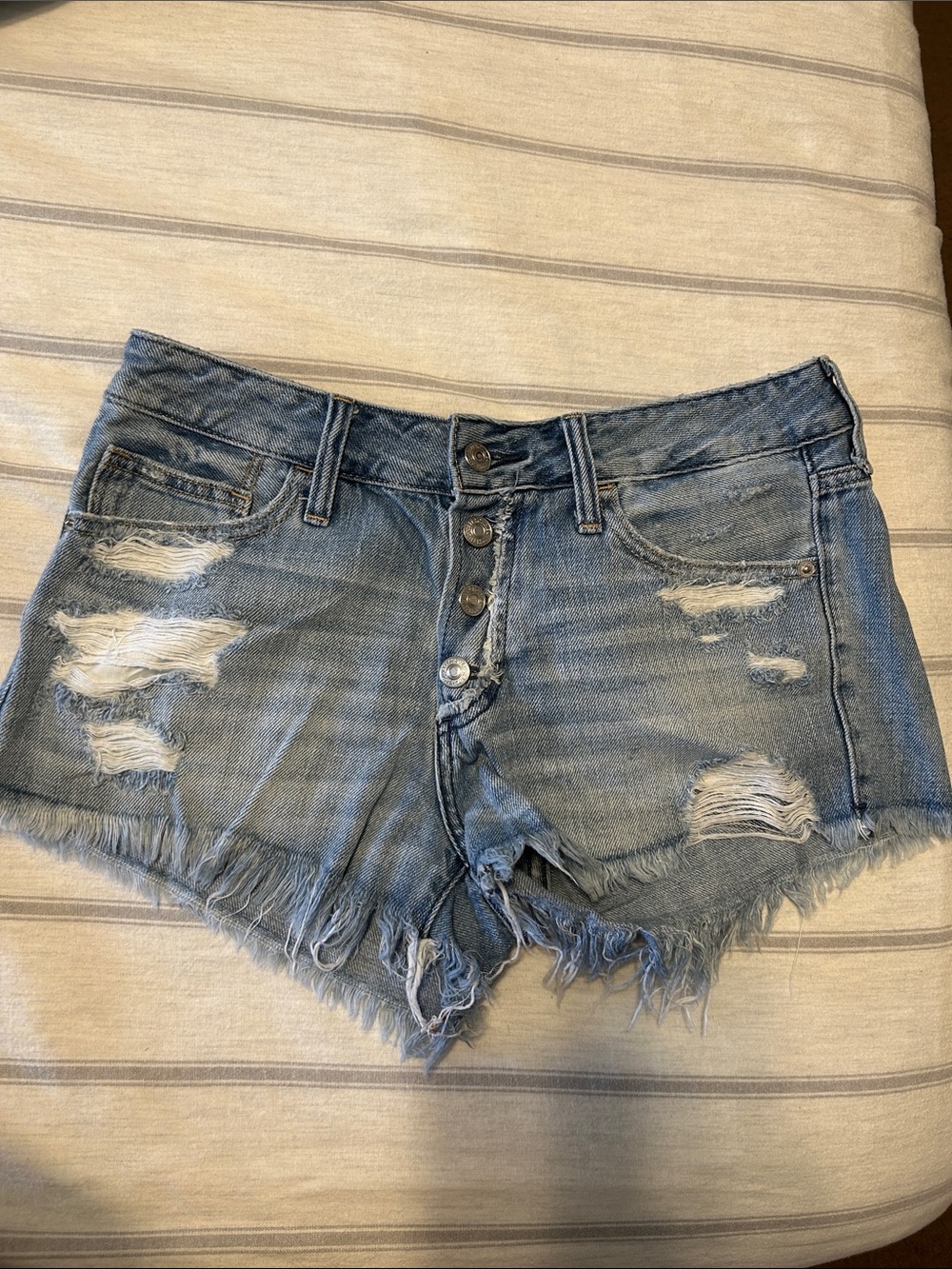 Abercrombie & Fitch Light Blue Distressed Denim Boyfriend Low Rise Shorts Size 6